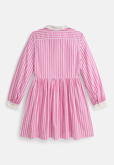 Rochie în dungi roz și albe, cu mâneci lungi, fustă adunată și guler alb. Detaliu cu nasturi la manșete, material din bumbac fin.