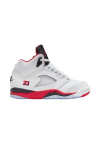 Chaussure de sport en cuir blanc avec des accents rouges et noirs, comprenant des panneaux en mesh, un bout arrondi, un col rembourré et un détail de logo emblématique.