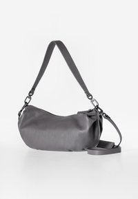 Borsa a spalla in pelle grigia con superficie texturizzata, forma curva, tracolla regolabile e dettagli in metallo argentato. Chiusura con zip nella parte superiore.