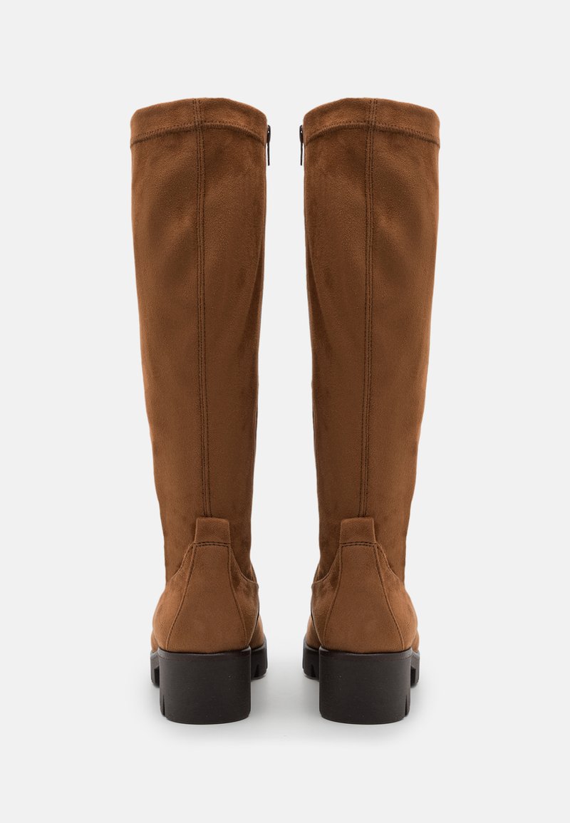 Bruine suède boven-de-knie laarzen met een gladde textuur, ronde neus en een lage zwarte blokhak. Zijkantrits voor gemakkelijk aan- en uittrekken.