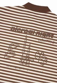 Brūns un krēmkrāsas svītrains krekls ar pierogi, sveču un kauliņu grafiku, tekstu "pierogi night" un saukli zem tā.