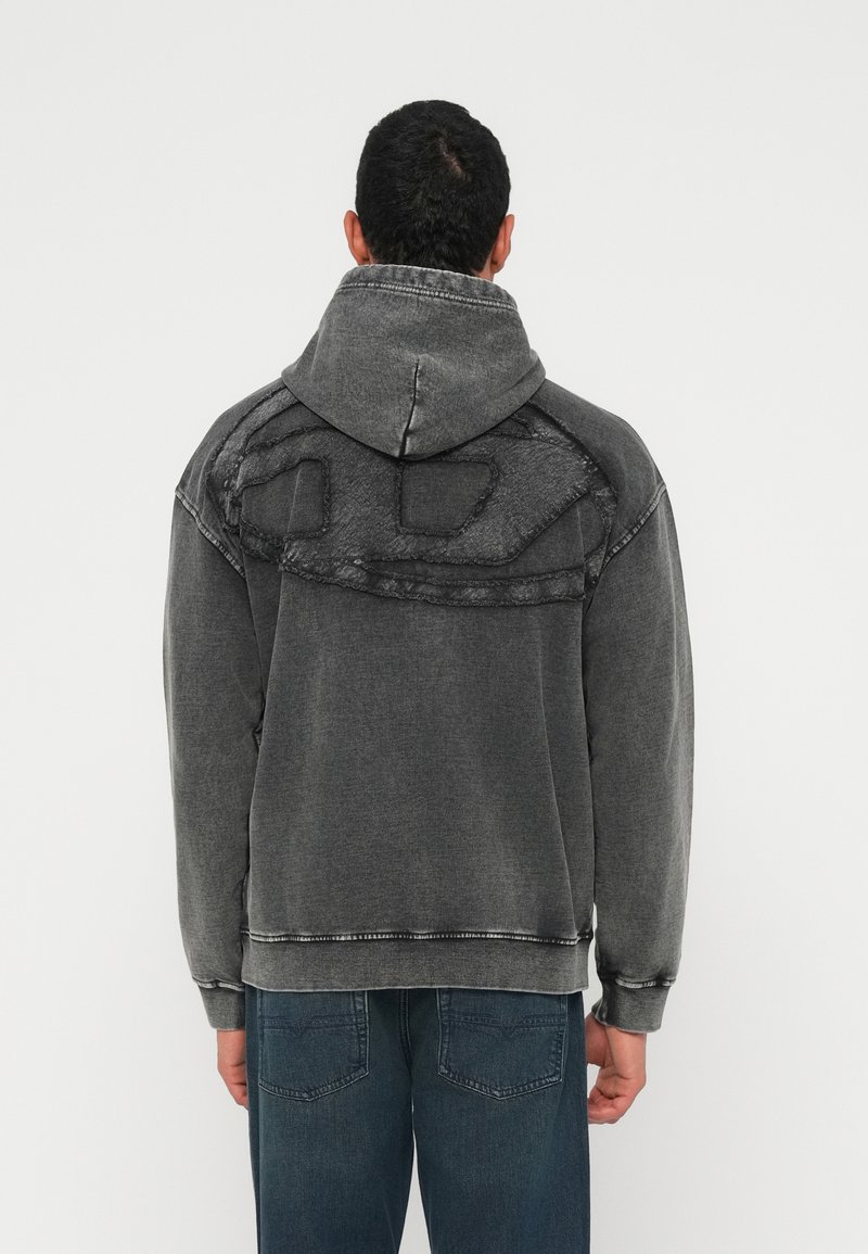 Γκρι φούτερ με υφασμάτινη υφή στην πλάτη, με κουκούλα με κορδόνι και ραφές σε αντίθεση. Υφασμα βαμβακερό με απαλή υφή.