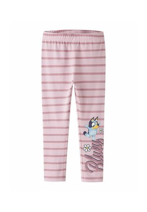 Leggings pour enfants à rayures roses et blanches avec un chien bleu cartoon, des fleurs et le mot "Bluey" sur une jambe.