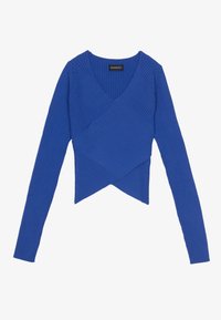 Top envolvente de manga larga con canalé en azul brillante. Presenta un escote en V pronunciado y un diseño superpuesto en la parte delantera. La tela parece suave y texturizada.