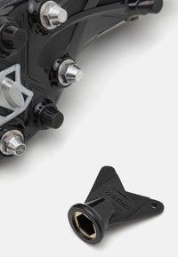 Scarpino da calcio nero con tacchetti in metallo argentato e una parte superiore testurizzata. Include un attrezzo in gomma nera per regolare i tacchetti.