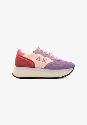 Sneaker multicolore con punta in suede viola, parte superiore in pelle pesca, dettagli rosa e una spessa suola piattaforma bianca con battistrada nero.