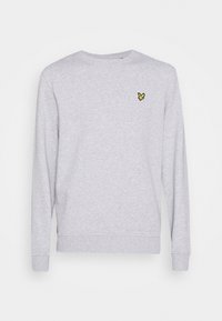 Grå sweatshirt med långa ärmar, rund halsringning, ribbade mudd och fåll; har en liten gul broderad logotyp på vänster bröst.