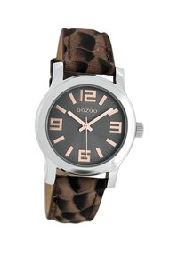 Montre argentée avec un cadran gris foncé, de grands chiffres en or rose et un bracelet en cuir marron à motif. Elle dispose d'un mouvement à quartz et d'une couronne.