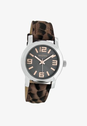 Montre argentée avec un cadran gris foncé, de grands chiffres en or rose et un bracelet en cuir marron à motif. Elle dispose d'un mouvement à quartz et d'une couronne.