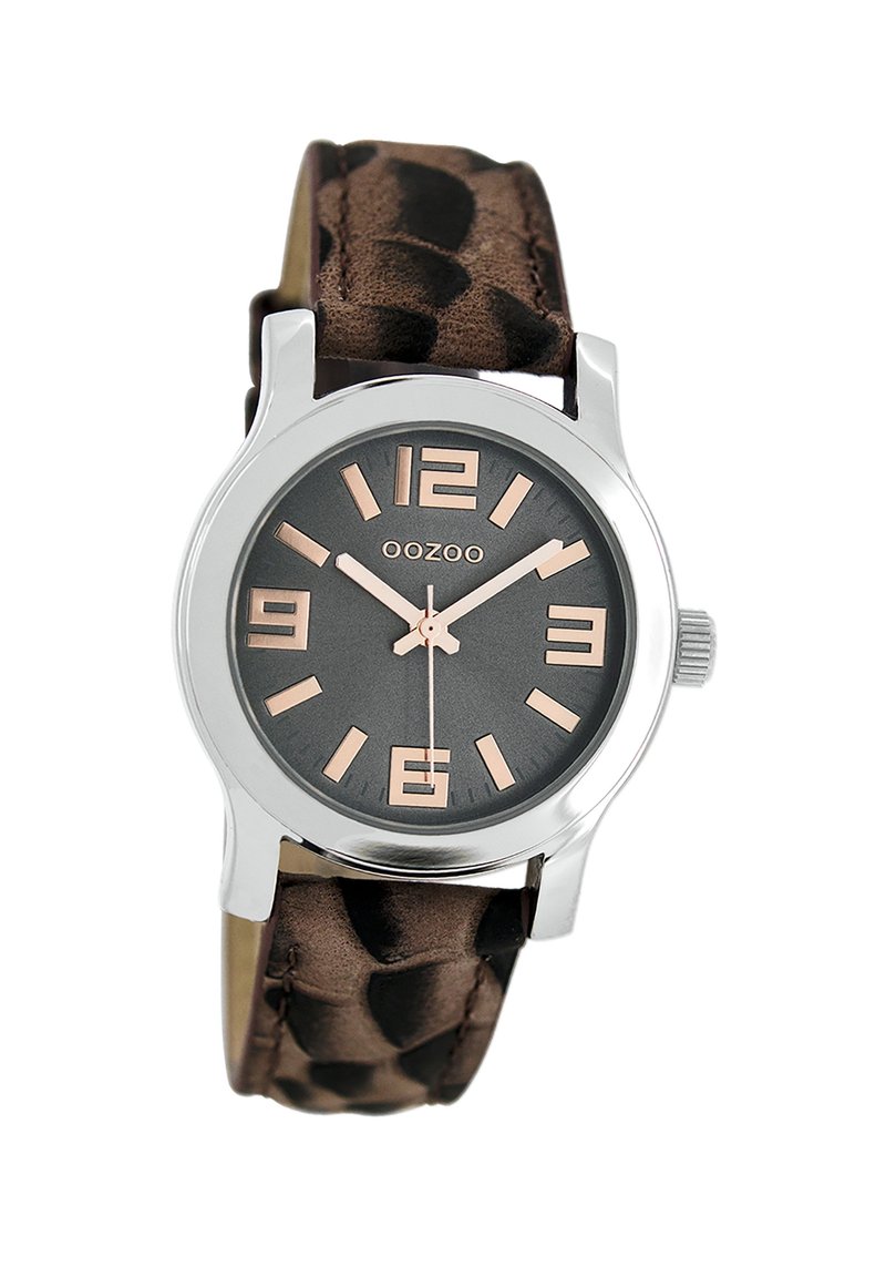Montre argentée avec un cadran gris foncé, de grands chiffres en or rose et un bracelet en cuir marron à motif. Elle dispose d'un mouvement à quartz et d'une couronne.