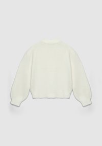 Maglione corto bianco realizzato in tessuto morbido e di consistenza. Presenta maniche lunghe e svasate e un collo alto con bordi a coste.