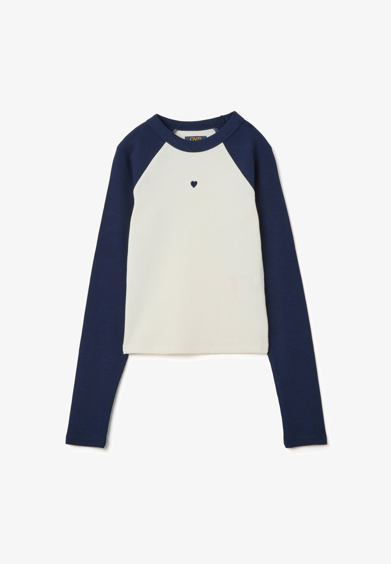 Langsleeve T-shirt in crème en marine, met een geribbelde textuur, raglanmouwen en een kleine hartborduursel in het midden.