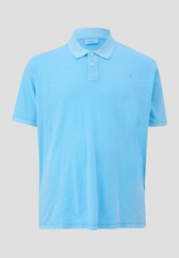 Lichtblauwe polo met korte mouwen, gemaakt van een zacht materiaal; heeft een kraag met drie knopen en een klein logo op de borst.