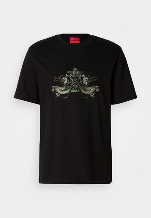 T-shirt noir à manches courtes avec un design brodé de oiseaux symétriques et de fleurs dans des tons de vert, avec le texte "HUGO" centré en dessous du design.