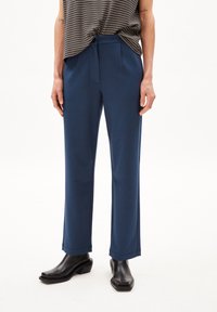 Marineblauwe, op maat gemaakte broek van een zachte stof met een gladde textuur, met een platte voorkant, zijzakken en een relaxte pasvorm.