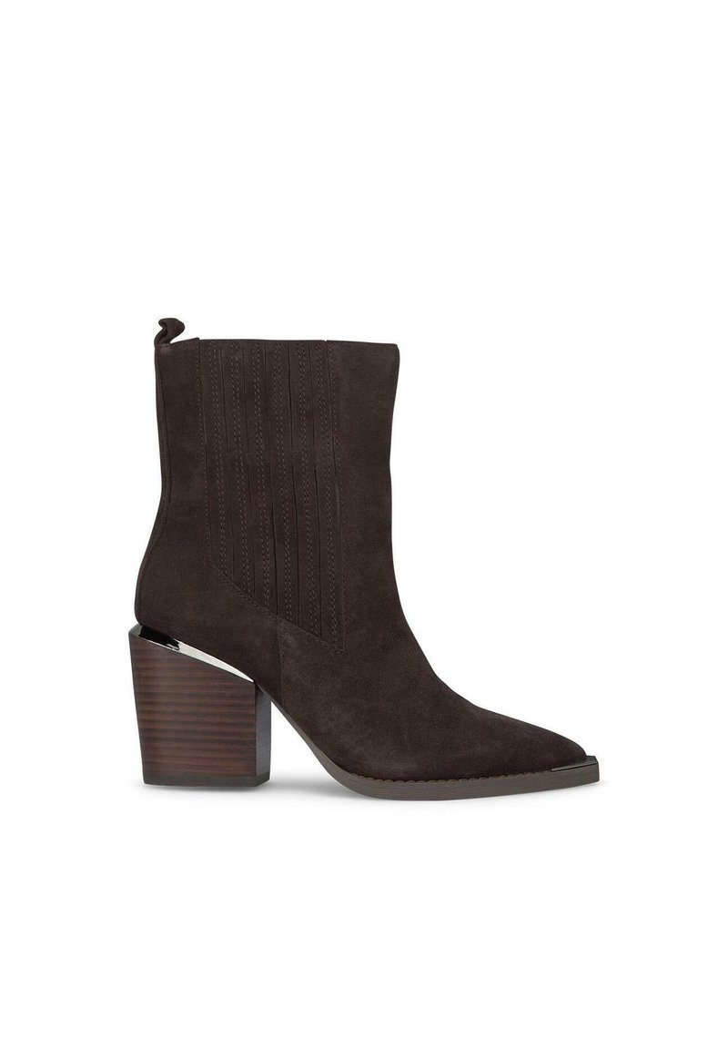 Brązowy zamszowy botek sięgający kostki, z ostrym noskiem, pionowymi detalami szwów oraz blokowym obcasem z drewnopodobnym akcentem.