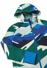 Kapturowa polarowa kurtka z wielokolorowym wzorem górskim w odcieniach zieleni, niebieskiego i białego, z niebieskim zamkiem i mankietami. Miękka w dotyku.