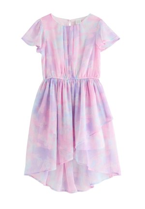 Pige kortærmet kjole med pastelrosa, lilla og blå sky-lignende mønster, indsnævret talje og lagdelt høj-lav chiffon nederdel.