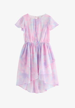 Pige kortærmet kjole med pastelrosa, lilla og blå sky-lignende mønster, indsnævret talje og lagdelt høj-lav chiffon nederdel.
