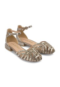 Gouden platte schoenen met kruislings metalen bandjes, platte hak, enkelband met gesp en een gestructureerd ontwerp op de bovenkant.
