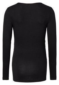 Top nero a maniche lunghe con scollo rotondo. Realizzato in un tessuto morbido e liscio, con un design aderente e dettagli arricciati ai lati per un effetto di texture aggiuntiva.