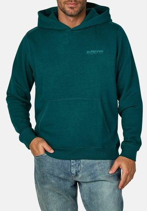 Türkisfarbener Kapuzenpullover aus weichem Material, mit einer Kängurutasche, gerippten Bündchen und einem dezenten Logo auf der Brust. Klassisches Pullover-Design.