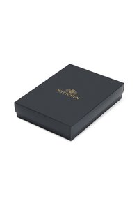Czarne pudełko kartonowe o błyszczącej fakturze, z wypukłym złotym logo wyraźnie umieszczonym na pokrywie, w kształcie prostokąta.