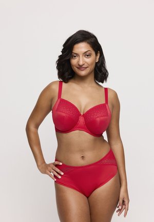 Set di reggiseno e culotte rosso realizzato in tessuto morbido. Il reggiseno presenta un design accentuato da pizzo e spalline regolabili. Le culotte hanno un dettaglio in pizzo simile.