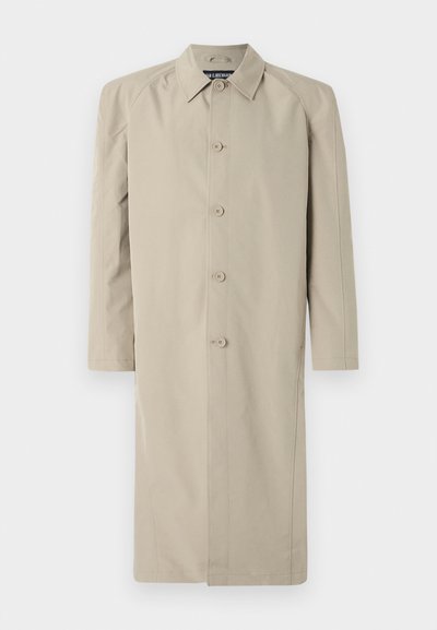 Trench coat beige hecho de una tela suave y ligera. Presenta un escote con collar, cierre frontal de botones y mangas largas con corte recto.