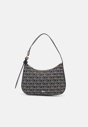 Sac épaule en tissu gris foncé avec un motif répétitif de logos noirs. Forme incurvée et une seule bandoulière en cuir. Fermeture zippée sur le dessus.