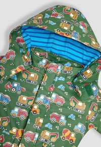 Cappotto impermeabile verde con un motivo di camion colorato; foderato con righe blu; presenta un cappuccio e un sistema di chiusura in velcro.