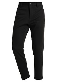 Pantalon noir en tissu lisse, avec une coupe droite, une fermeture à boutons et des passants pour ceinture. Design minimaliste sans motifs visibles.