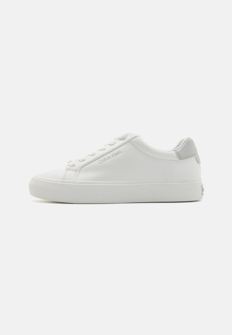 Sneaker en cuir blanc avec bout arrondi, fermeture lacée à l'avant, marquage discret et accent gris au talon. Semelle en caoutchouc texturé pour une meilleure adhérence.