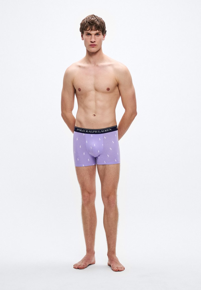 Lila pamut boxeralsó fekete derékpánttal, amelyen a "POLO RALPH LAUREN" logó szerepel, és a teljes felületen ismétlődő lovas mintázat található.