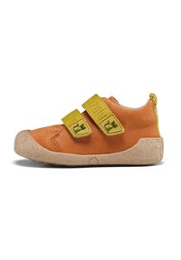 Oranje kinderschoen met een gestructureerde bovenkant, gele klittenbandriemen en een rubberen zool met een patroon. 
