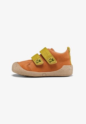 Chaussure pour enfant orange avec tige texturée, sangles Velcro jaunes et semelle en caoutchouc présentant un motif.