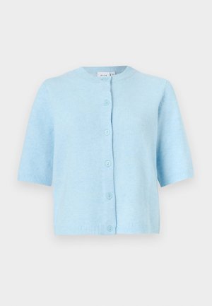 Zacht lichtblauw korte mouw vest met ronde hals en sluiting met knopen aan de voorkant, gemaakt van gebreide stof.