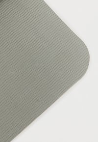 Γκρι λαστιχένιο χαλάκι με υφή σε κυματιστά μοτίβα και στρογγυλεμένες άκρες, σχεδιασμένο για αντιολισθητική χρήση.