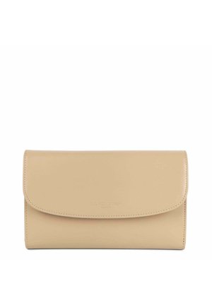 Portefeuille en cuir beige avec une fermeture à rabat, texture lisse et logo "Lancaster Paris" en relief sur le devant. Forme rectangulaire avec des bords arrondis.