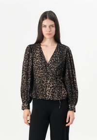 Bluza s leopard printom u crnoj i smeđoj boji, s dubokim V-izrezom, dugim nabranim rukavima i detaljem vezanja u struku. Mekana tekstura tkanine.