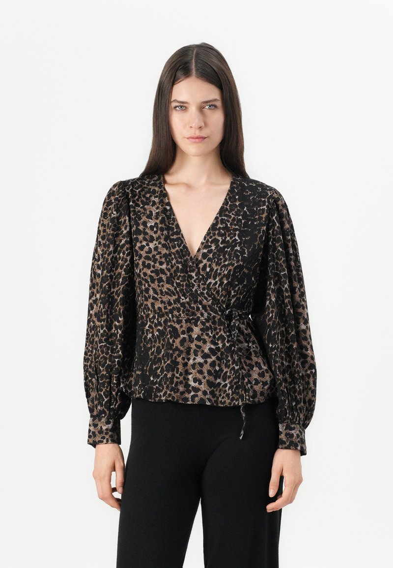 Bluza s leopard printom u crnoj i smeđoj boji, s dubokim V-izrezom, dugim nabranim rukavima i detaljem vezanja u struku. Mekana tekstura tkanine.