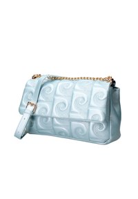 Borsa a mano in pelle azzurro chiaro con motivo a spirale in rilievo, accentata da una catena, con tracolla regolabile e chiusura a bottone. Finitura testurizzata e forma rettangolare.