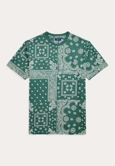 Zaļš kokvilnas T-krekls ar baltām paisley un ģeometriskām rakstām, ar apaļu kakla izgriezumu un īsām piedurknēm.