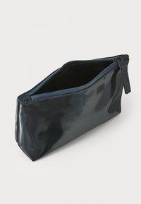 Borsa impermeabile della marina realizzata in materiale lucido, presenta una forma arrotondata, chiusura con cerniera superiore e branding impresso sul lato.