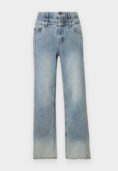 Φωτεινά γαλάζια τζιν με ίσια μπατζάκια και ψηλή μέση, με εμπρόσθιες τσέπες, κλείσιμο με κουμπιά και διακριτικές ξεβαμμένες περιοχές στους μηρούς και τα πόδια.