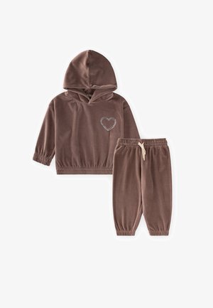 Pruun veluurist kapuutsiga dressikomplekt, millel on kapuuts, elastne vöökoht ja rinnal rhinestone’idest südamekujundus ning sobivad püksid.