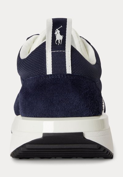 Τακούνι αθλητικού παπουτσιού σε ναυτικό μπλε με λευκή σόλα, από σουέντ και διχτυωτό ύφασμα, λευκή θηλιά με λογότυπο παίκτη πόλο σε ναυτικό ρίγα.
