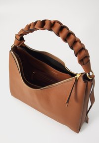 Braune Lederhandtasche mit geflochtenem Griff, goldenen Reißverschluss, Innenfach und glatter Textur. Geöffnet, um das geräumige Innere zu zeigen.