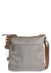 Borsa a tracolla grigia chiara con tasca frontale con zip, tracolla regolabile marrone con cuciture bianche e dettaglio in metallo argentato sul lato.