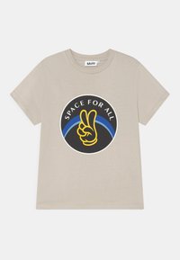 Vaaleanbeige lyhythihainen t-paita, jossa on musta pyöreä logo, sininen kaari, keltainen rauhan kädenmerkki ja valkoinen teksti "SPACE FOR ALL" edessä.